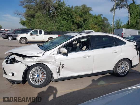 2013 Ford Focus Titanium z VIN 1FADP3J24DL280739, wystawiony jako IAAI lot #43033475 z przebiegiem 114 002 mil mil oraz . Historia ofert i sprzedaży dostępna na DreamBid. Obrazek 14.