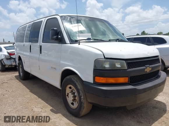 2008 Chevrolet Express Passenger z VIN 1GAHG35K481188451, wystawiony jako IAAI lot #42494360 z przebiegiem 285 303 mil mil oraz . Historia ofert i sprzedaży dostępna na DreamBid. Obrazek 1.
