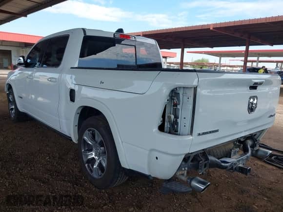 2022 Ram 1500 Laramie z VIN 1C6SRFJT5NN150651, wystawiony jako IAAI lot #43082621 z przebiegiem Nie podano mil oraz . Historia ofert i sprzedaży dostępna na DreamBid. Obrazek 3.