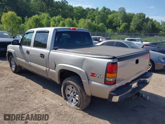 2005 GMC Sierra 1500 SLE with VIN 2GTEK13TX51348220, listed as a IAAI auction lot 42571838 with 169,841 mi miles and . Bid and sale history available at DreamBid. Image 3.
