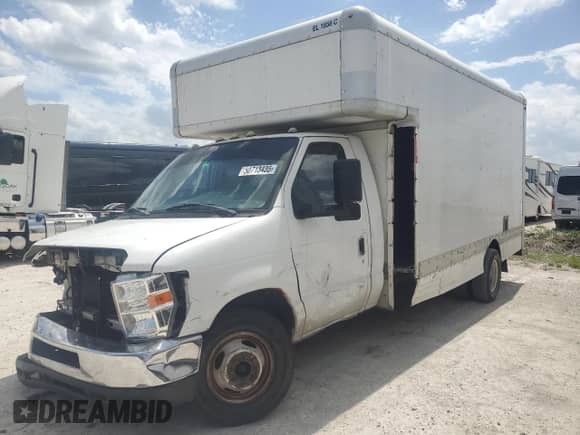 2009 Ford Econoline Cargo с VIN 1FDXE45S89DA10861, выставлен на аукционе Copart как лот 50713435 с пробегом 209 070 миль миль и Списание • Salvage title. История ставок и продаж доступна на DreamBid. Изображение 1.