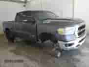2020 Ram 1500 Big Horn z VIN 1C6SRFBT2LN296050, wystawiony jako Copart lot #84171415 z przebiegiem 93 596 mil mil oraz Szkoda całkowita • Salvage title. Historia ofert i sprzedaży dostępna na DreamBid. Obrazek 4.
