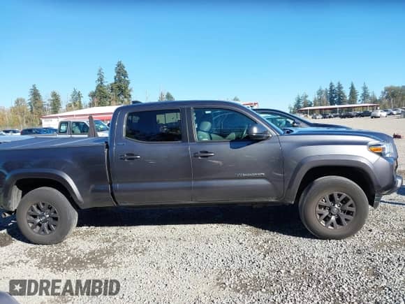 2021 Toyota Tacoma SR5 z VIN 3TMDZ5BN4MM106371, wystawiony jako IAAI lot #43451030 z przebiegiem 47 236 mil mil oraz . Historia ofert i sprzedaży dostępna na DreamBid. Obrazek 13.
