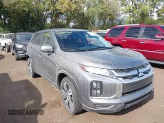 2025 Mitsubishi Outlander S z VIN JA4ARUAU0SU000217, wystawiony jako IAAI lot #43382763 z przebiegiem 12 079 mil mil oraz . Historia ofert i sprzedaży dostępna na DreamBid. Obrazek 1.