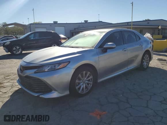 2020 Toyota Camry LE z VIN 4T1C11AK8LU351957, wystawiony jako Copart lot #86512345 z przebiegiem 83 646 mil mil oraz Szkoda całkowita • Salvage title. Historia ofert i sprzedaży dostępna na DreamBid. Obrazek 1.