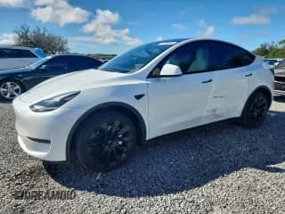 2024 Tesla Model Y Long Range with VIN 7SAYGDEEXRA258499, listed as a Copart auction lot 84250455 with 9,747 mi miles and Salvage title. Bid and sale history available at DreamBid. Image 1.