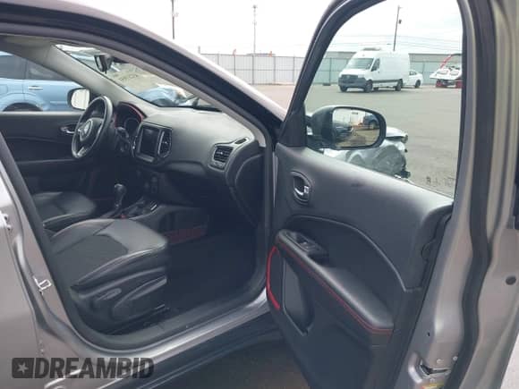 2018 Jeep Compass Trailhawk z VIN 3C4NJDDB7JT419375, wystawiony jako IAAI lot #43213951 z przebiegiem 60 692 mil mil oraz . Historia ofert i sprzedaży dostępna na DreamBid. Obrazek 5.