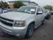 2010 Chevrolet Suburban LT z VIN 1GNUCJE03AR238548, wystawiony jako IAAI lot #42104596 z przebiegiem 153 959 mil mil oraz . Historia ofert i sprzedaży dostępna na DreamBid. Obrazek 17.