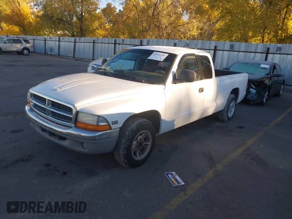 2000 Dodge Dakota z VIN 1B7GL22X0YS725769, wystawiony jako IAAI lot #43526369 z przebiegiem 185 290 mil mil oraz . Historia ofert i sprzedaży dostępna na DreamBid. Obrazek 2.