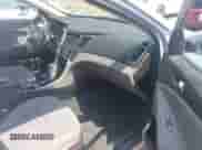 2014 Hyundai Sonata GLS z VIN 5NPEB4AC0EH823943, wystawiony jako IAAI lot #42601503 z przebiegiem 46 940 mil mil oraz . Historia ofert i sprzedaży dostępna na DreamBid. Obrazek 5.