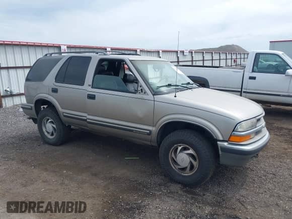1998 Chevrolet Blazer LS with VIN 1GNDT13W2W2177149, listed as a IAAI auction lot 42422025 with 210,833 mi miles and . Bid and sale history available at DreamBid. Image 1.