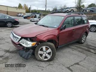 2011 Subaru Forester X z VIN JF2SHABC6BH778033, wystawiony jako Copart lot #86622575 z przebiegiem 59 816 mil mil oraz Szkoda całkowita • Salvage title. Historia ofert i sprzedaży dostępna na DreamBid. Obrazek 1.