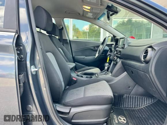 2018 Hyundai Kona SE z VIN KM8K1CAA7JU177889, wystawiony jako Copart lot #80007155 z przebiegiem 155 774 mil mil oraz Czysty tytuł • Clean title. Historia ofert i sprzedaży dostępna na DreamBid. Obrazek 5.