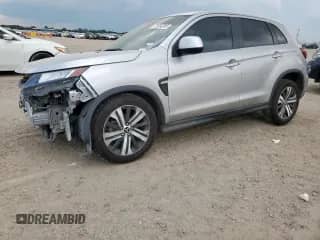 2023 Mitsubishi Outlander ES z VIN JA4ARUAU4PU015035, wystawiony jako Copart lot #70304285 z przebiegiem 45 474 mil mil oraz Szkoda całkowita • Salvage title. Historia ofert i sprzedaży dostępna na DreamBid. Obrazek 1.