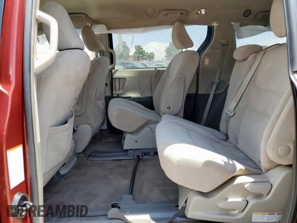 2017 Toyota Sienna LE Auto Access Seat z VIN 5TDKZ3DC4HS853532, wystawiony jako Copart lot #58519405 z przebiegiem 106 463 mil mil oraz Czysty tytuł • Clean title. Historia ofert i sprzedaży dostępna na DreamBid. Obrazek 11.