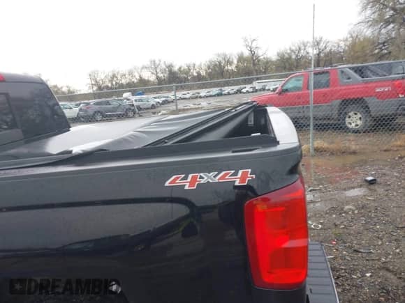 2017 Chevrolet Silverado 1500 LTZ z VIN 3GCUKSEC5HG161820, wystawiony jako IAAI lot #42139613 z przebiegiem 71 485 mil mil oraz . Historia ofert i sprzedaży dostępna na DreamBid. Obrazek 18.