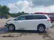 2013 Toyota Sienna LE AAS с VIN 5TDKK3DC2DS363105, выставлен на аукционе IAAI как лот 42727775 с пробегом 86 803 миль миль и . История ставок и продаж доступна на DreamBid. Изображение 15.