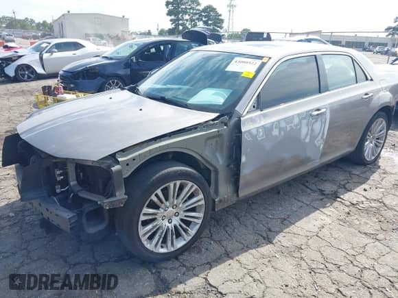 2014 Chrysler 300 C z VIN 2C3CCAEG6EH220900, wystawiony jako IAAI lot #43080522 z przebiegiem 153 817 mil mil oraz . Historia ofert i sprzedaży dostępna na DreamBid. Obrazek 2.