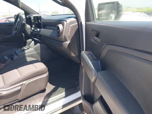 2023 Chevrolet Colorado 2WD Work Truck с VIN 1GCGSBEC3P1133430, выставлен на аукционе IAAI как лот 42001554 с пробегом 26 572 миль миль и . История ставок и продаж доступна на DreamBid. Изображение 5.