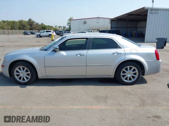 2007 Chrysler 300 Limited с VIN 2C3KA53G27H613386, выставлен на аукционе IAAI как лот 42734939 с пробегом 179 003 миль миль и . История ставок и продаж доступна на DreamBid. Изображение 13.