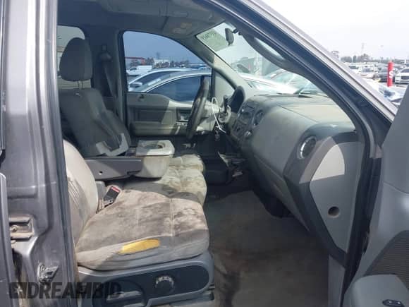 2004 Ford F-150 XLT z VIN 1FTRW12WX4KA48404, wystawiony jako IAAI lot #43375619 z przebiegiem 269 652 mil mil oraz . Historia ofert i sprzedaży dostępna na DreamBid. Obrazek 5.