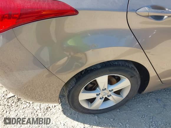 2013 Hyundai Elantra GLS z VIN 5NPDH4AE5DH443894, wystawiony jako IAAI lot #43231549 z przebiegiem 116 129 mil mil oraz . Historia ofert i sprzedaży dostępna na DreamBid. Obrazek 6.