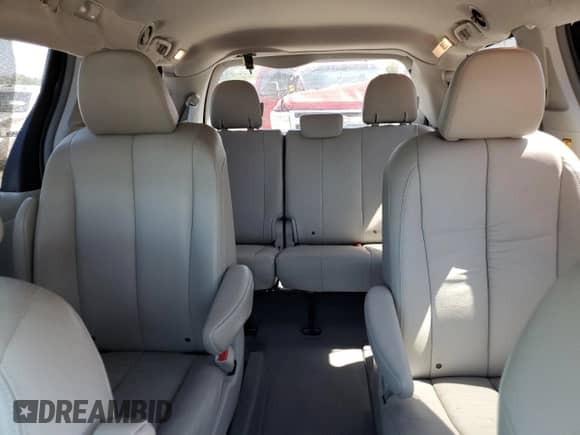 2011 Toyota Sienna XLE z VIN 5TDYK3DC2BS039420, wystawiony jako Copart lot #80865995 z przebiegiem 71 391 mil mil oraz Szkoda całkowita • Salvage title. Historia ofert i sprzedaży dostępna na DreamBid. Obrazek 10.