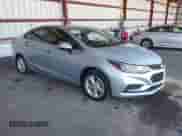 2018 Chevrolet Cruze LT z VIN 1G1BE5SMXJ7186753, wystawiony jako IAAI lot #43260167 z przebiegiem 52 458 mil mil oraz . Historia ofert i sprzedaży dostępna na DreamBid. Obrazek 1.