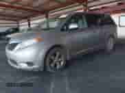 2012 Toyota Sienna z VIN 5TDKA3DC2CS013412, wystawiony jako IAAI lot #43273974 z przebiegiem 193 603 mil mil oraz . Historia ofert i sprzedaży dostępna na DreamBid. Obrazek 17.