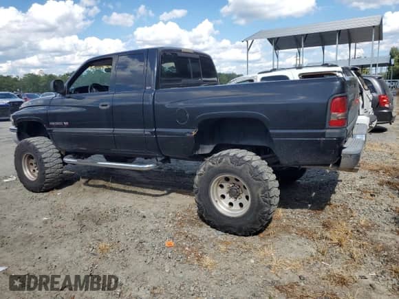 2001 Dodge 2500 z VIN 1B7KF23Z61J241165, wystawiony jako Copart lot #81757955 z przebiegiem 97 246 mil mil oraz Czysty tytuł • Clean title. Historia ofert i sprzedaży dostępna na DreamBid. Obrazek 2.