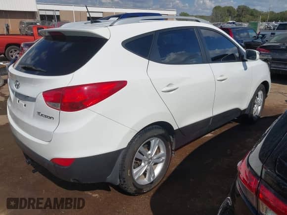 2013 Hyundai Tucson GLS z VIN KM8JU3AC0DU654168, wystawiony jako IAAI lot #43388859 z przebiegiem 186 394 mil mil oraz . Historia ofert i sprzedaży dostępna na DreamBid. Obrazek 4.