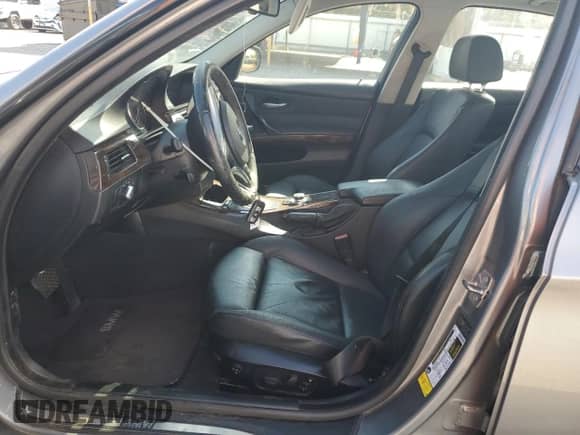 2009 BMW 3 Series 328i z VIN WBAPH57509NM33658, wystawiony jako Copart lot #87113435 z przebiegiem 103 491 mil mil oraz Szkoda całkowita • Salvage title. Historia ofert i sprzedaży dostępna na DreamBid. Obrazek 7.