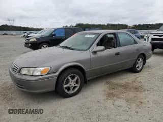 2001 Toyota Camry CE z VIN 4T1BG22K11U088786, wystawiony jako Copart lot #84234515 z przebiegiem Nie podano mil oraz Szkoda całkowita • Salvage title. Historia ofert i sprzedaży dostępna na DreamBid. Obrazek 1.