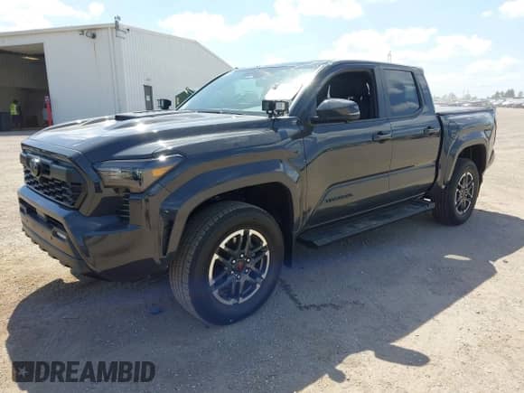 2024 Toyota Tacoma SR5 z VIN 3TMLB5JN2RM054571, wystawiony jako IAAI lot #42572496 z przebiegiem 7 157 mil mil oraz . Historia ofert i sprzedaży dostępna na DreamBid. Obrazek 17.