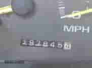 1999 Chevrolet Suburban z VIN 1GNFK16R9XJ318663, wystawiony jako IAAI lot #43358644 z przebiegiem 197 845 mil mil oraz . Historia ofert i sprzedaży dostępna na DreamBid. Obrazek 16.