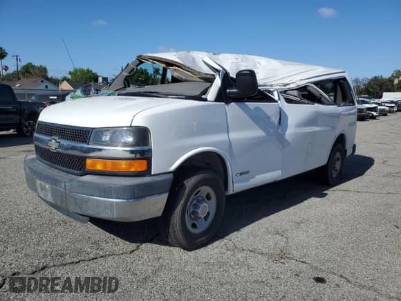 2006 Chevrolet Express Passenger with VIN 1GAHG35U161185182, listed as a Copart auction lot 51639815 with 88,380 mi miles and Salvage title. Bid and sale history available at DreamBid. Image 1.