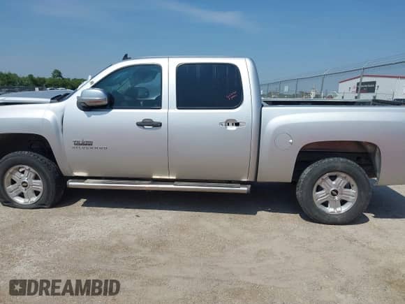 2012 Chevrolet Silverado 1500 LS z VIN 3GCPCREA4CG185181, wystawiony jako IAAI lot #42954321 z przebiegiem 268 189 mil mil oraz . Historia ofert i sprzedaży dostępna na DreamBid. Obrazek 14.