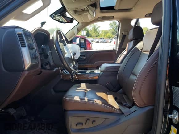 2018 Chevrolet Silverado 3500HD High Country с VIN 1GC4K1EY8JF275551, выставлен на аукционе Copart как лот 70351595 с пробегом 96 400 миль миль и Списание • Salvage title. История ставок и продаж доступна на DreamBid. Изображение 7.