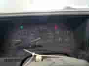 2000 Chevrolet Silverado 3500 z VIN 1GCGC34R0YR137348, wystawiony jako Copart lot #83834885 z przebiegiem 147 680 mil mil oraz Czysty tytuł • Clean title. Historia ofert i sprzedaży dostępna na DreamBid. Obrazek 9.