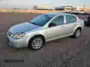 2010 Chevrolet Cobalt z VIN 1G1AH5F51A7229527, wystawiony jako Copart lot #50579155 z przebiegiem 195 912 mil mil oraz Czysty tytuł • Clean title. Historia ofert i sprzedaży dostępna na DreamBid. Obrazek 1.