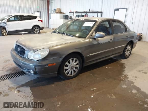 2004 Hyundai Sonata GLS z VIN KMHWF35H34A969232, wystawiony jako IAAI lot #43543635 z przebiegiem 142 476 mil mil oraz . Historia ofert i sprzedaży dostępna na DreamBid. Obrazek 2.