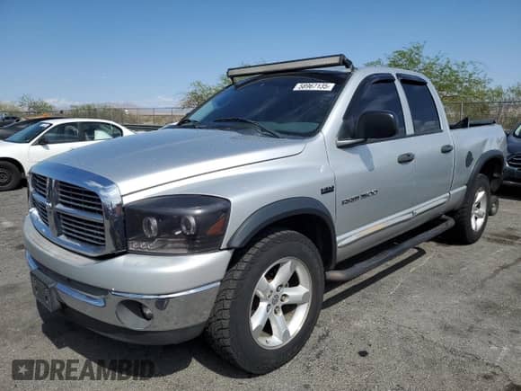 2006 Dodge 1500 SLT z VIN 1D7HA18296S590262, wystawiony jako Copart lot #58967135 z przebiegiem 210 481 mil mil oraz Szkoda całkowita • Salvage title. Historia ofert i sprzedaży dostępna na DreamBid. Obrazek 1.