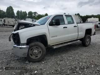2015 Chevrolet Silverado 2500HD Work Truck z VIN 1GC2KUEG9FZ557932, wystawiony jako Copart lot #60905405 z przebiegiem Nie podano mil oraz Szkoda całkowita • Salvage title. Historia ofert i sprzedaży dostępna na DreamBid. Obrazek 1.
