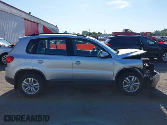 2017 Volkswagen Tiguan S с VIN WVGBV7AX6HK030596, выставлен на аукционе IAAI как лот 42337847 с пробегом 48 221 миль миль и . История ставок и продаж доступна на DreamBid. Изображение 13.