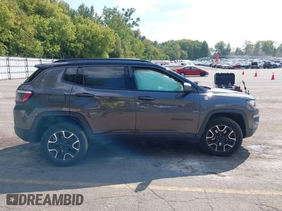 2021 Jeep Compass Trailhawk z VIN 3C4NJDDB5MT556478, wystawiony jako IAAI lot #43212199 z przebiegiem 81 134 mil mil oraz . Historia ofert i sprzedaży dostępna na DreamBid. Obrazek 14.