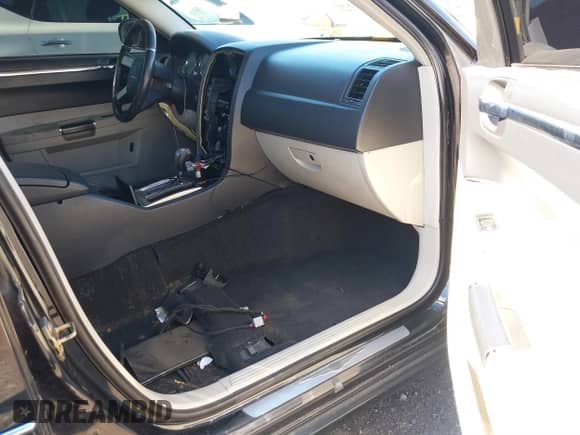 2006 Chrysler 300 C SRT-8 with VIN 2C3LA73W86H388896, listed as a IAAI auction lot 40599030 with 152,547 mi miles and . Bid and sale history available at DreamBid. Image 5.