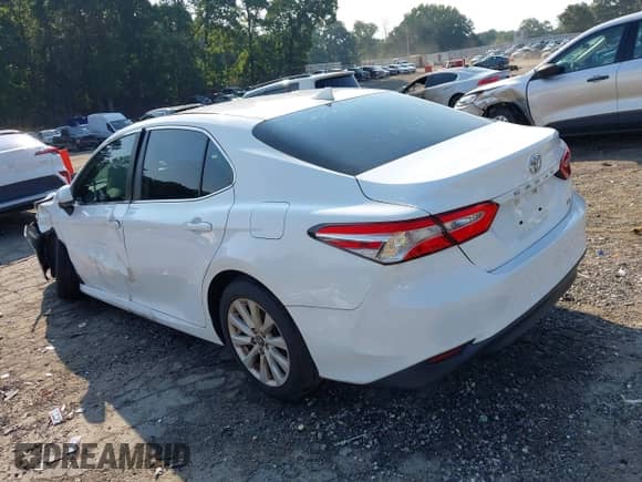 2020 Toyota Camry LE z VIN 4T1C11AKXLU922557, wystawiony jako IAAI lot #43231937 z przebiegiem 99 903 mil mil oraz . Historia ofert i sprzedaży dostępna na DreamBid. Obrazek 3.