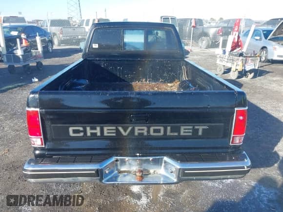 1989 Chevrolet S-10 z VIN 1GCCS14ZXK8160882, wystawiony jako IAAI lot #41387239 z przebiegiem 348 971 mil mil oraz . Historia ofert i sprzedaży dostępna na DreamBid. Obrazek 16.