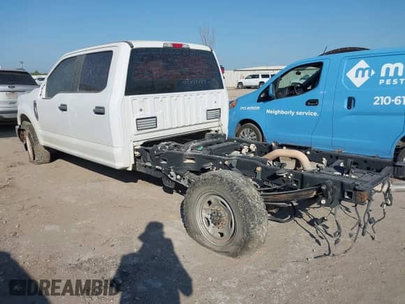 2019 Ford F-250 XL z VIN 1FD7W2A64KEF80365, wystawiony jako IAAI lot #42883066 z przebiegiem Nie podano mil oraz . Historia ofert i sprzedaży dostępna na DreamBid. Obrazek 3.