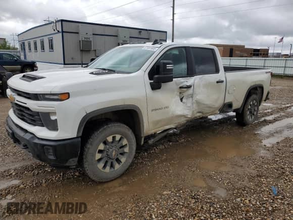 2025 Chevrolet Silverado 2500HD Custom z VIN 1GC4KME79SF235389, wystawiony jako Copart lot #57591905 z przebiegiem 6 930 mil mil oraz Szkoda całkowita • Salvage title. Historia ofert i sprzedaży dostępna na DreamBid. Obrazek 1.